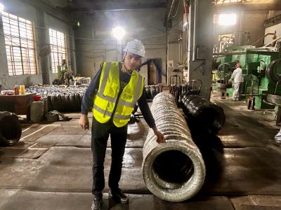 Klienci z Maroka przeprowadzają-kontrolę na miejscu w firmie Aotian Steel, bę...