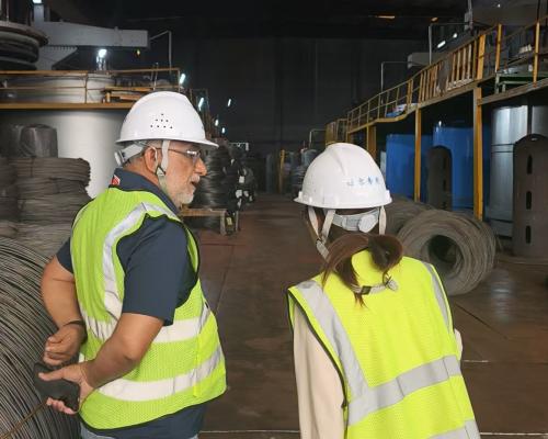 Klienci pakistańscy odwiedzają firmę Aotian w celu kontroli i wymiany, wspóln...